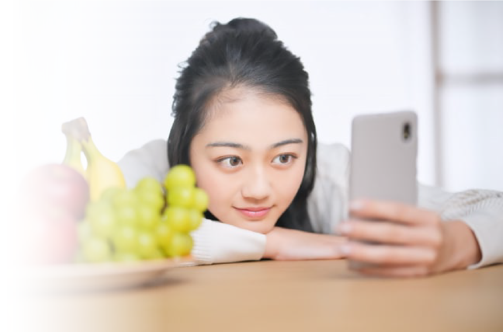 RIBAOで施工業者によるオークション終了を待つ女性のイメージ