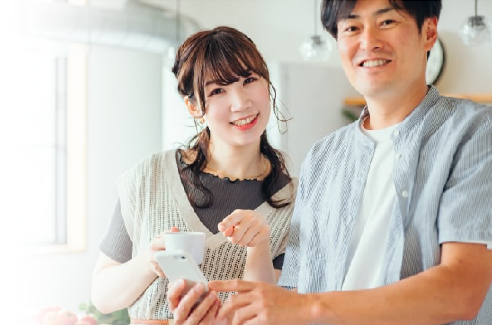 施工完了後にRIBAOで評価・口コミ登録をする男女のイメージ